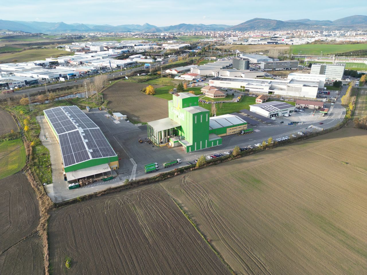 Zonnepanelen op een bedrijfsdak